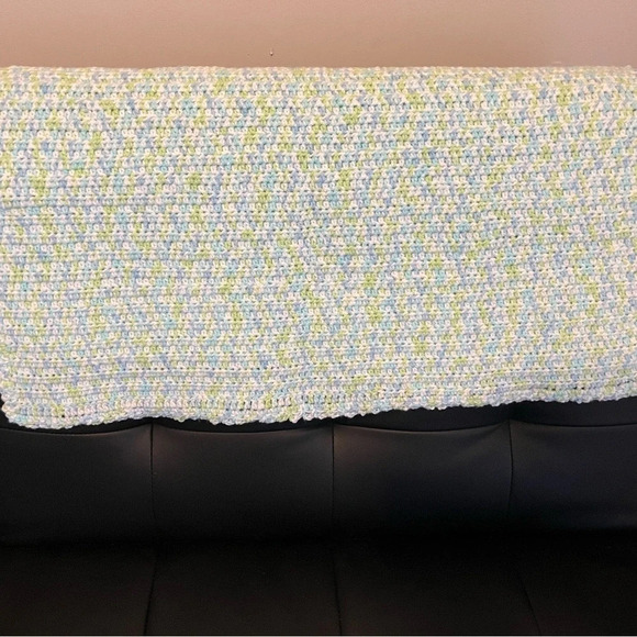 NWT Handmade. Crocheted baby blanket with small round border - Picture 3 of 3